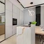 Elegant & Bright Janosika In With Parking By Renters 公寓