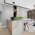 Elegant & Bright Janosika In With Parking By Renters *