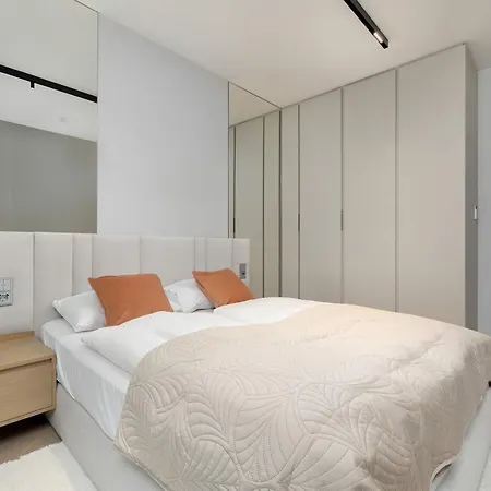 Elegant & Bright Janosika In With Parking By Renters *