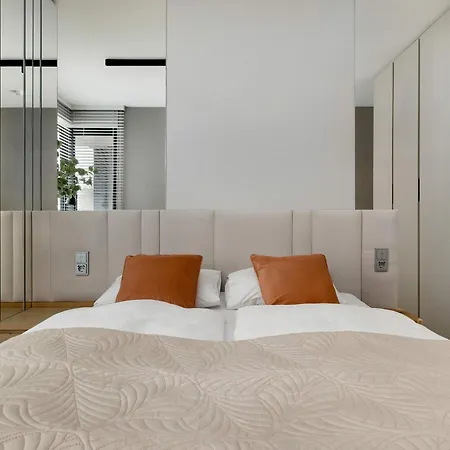 Elegant & Bright Janosika In With Parking By Renters