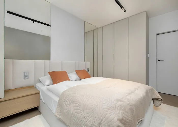 Elegant & Bright Janosika In With Parking By Renters *