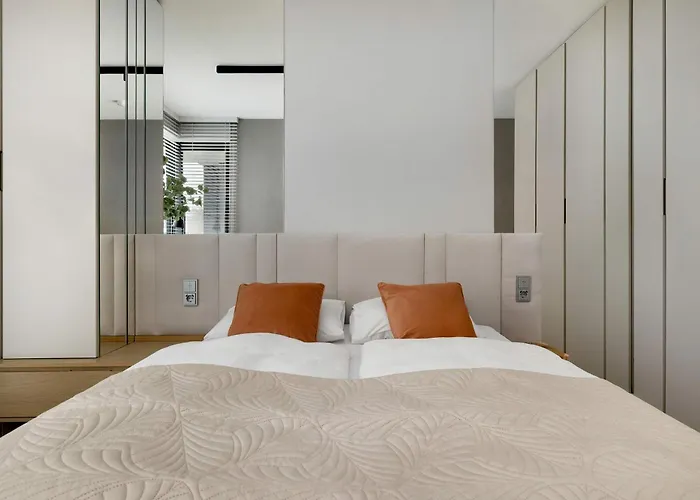 Elegant & Bright Janosika In With Parking By Renters