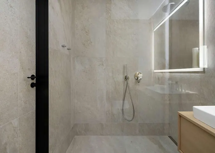 Elegant & Bright Janosika In With Parking By Renters 公寓