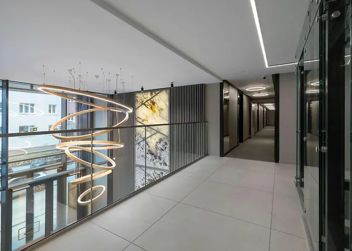 Elegant & Bright Janosika In With Parking By Renters *