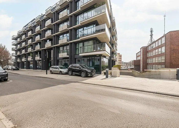 公寓 Elegant & Bright Janosika In With Parking By Renters *